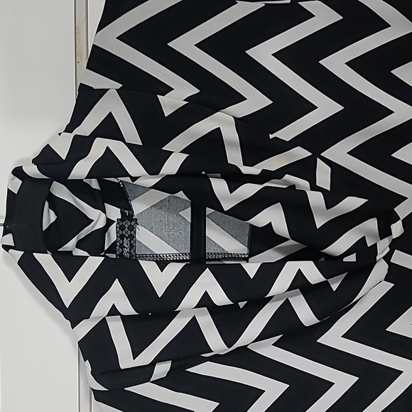 Ice Silk Turtleneck Tunic Blk/ White Chevron Large (Price Firm) - Picture 5 of 6